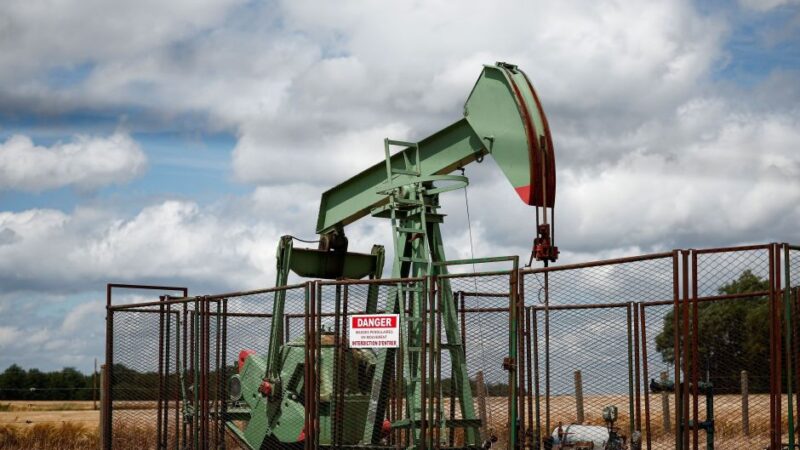 Petróleo fecha em queda, de olho na China, tensões no Oriente Médio e Opep+