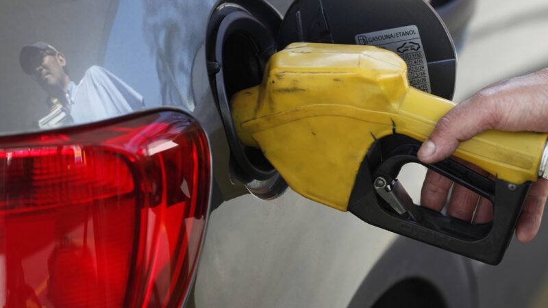 Preço da gasolina no Brasil está mais alto que no mercado internacional, diz Abicom
