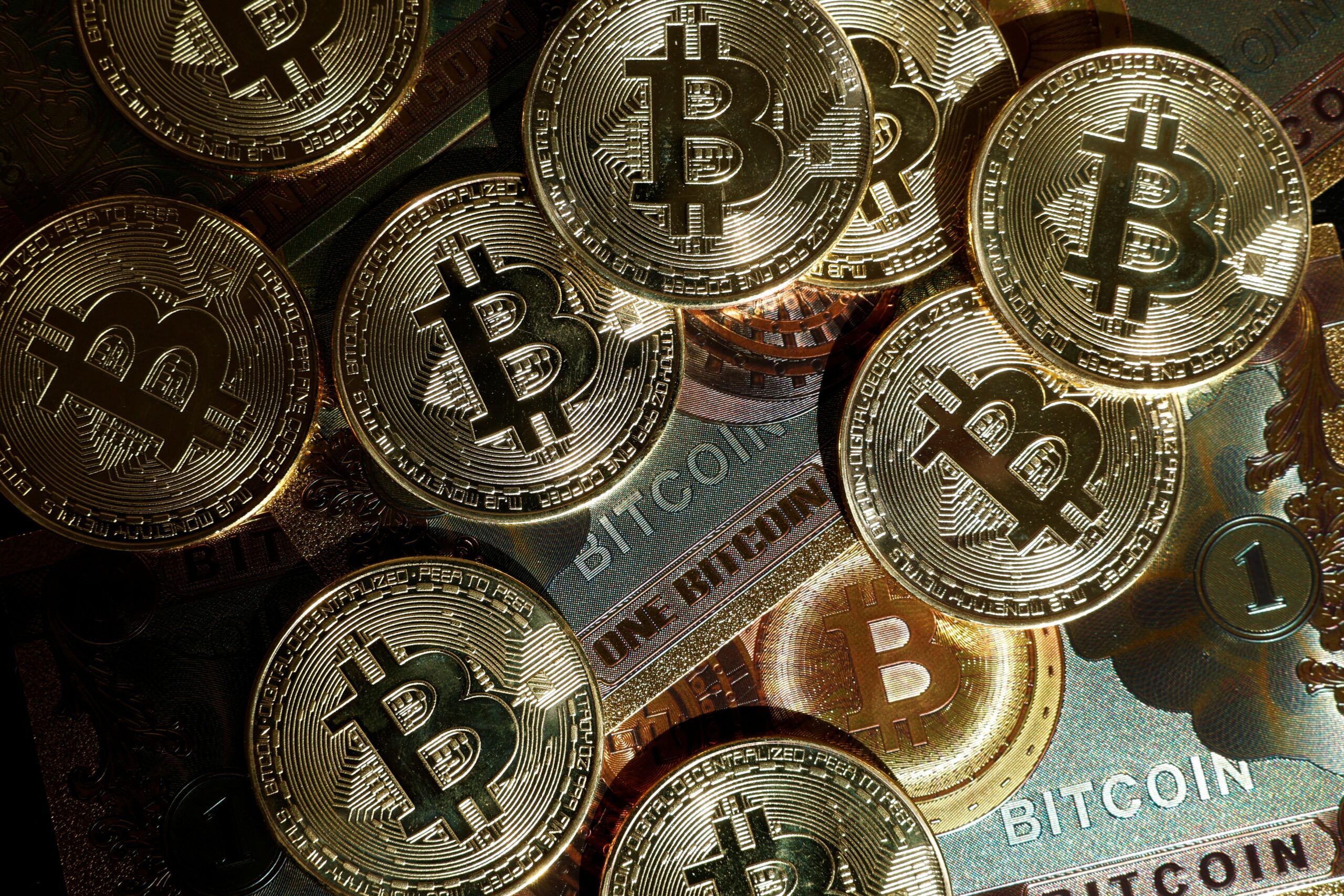 Bitcoin recua e corrige ganhos após se aproximar de máxima histórica