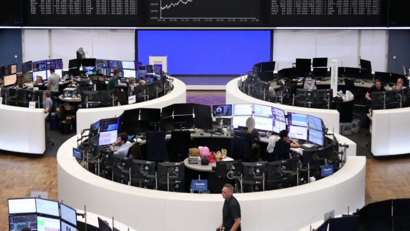 Bolsas da Europa operam mistas em meio a desânimo com China e à espera do BCE