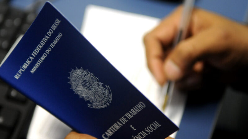 Desemprego recua a 6,4%, menor patamar do 3º trimestre na série histórica