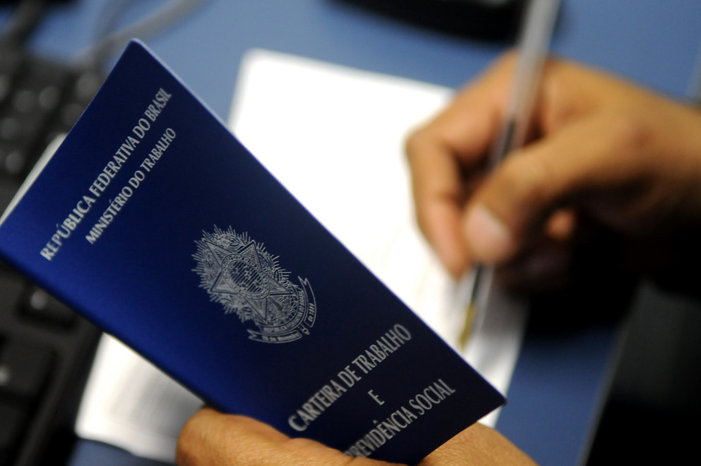 Desemprego recua a 6,4%, menor patamar do 3º trimestre na série histórica