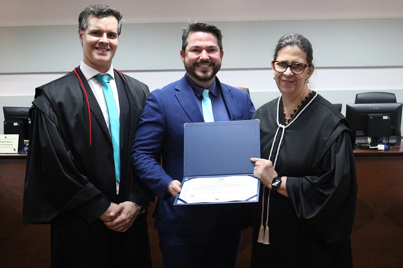 Despedida em seção solene de Eustáquio Inácio de Noronha Neto do TRE-MT – Jornal Advogado – Em Mato Grosso