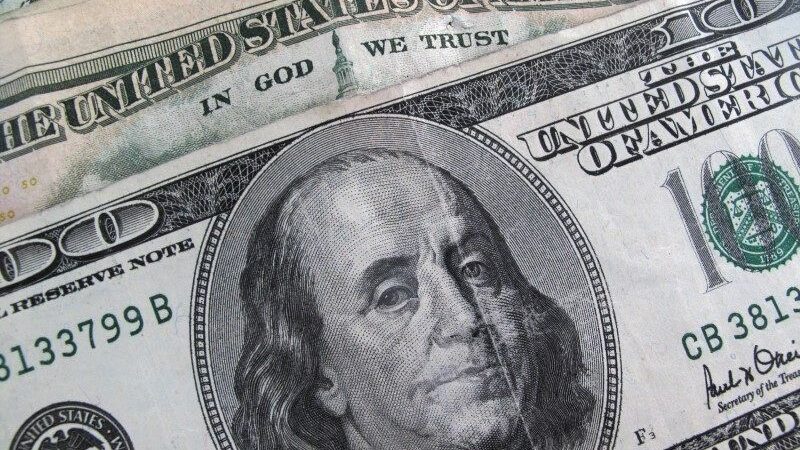 Dólar perde força no mundo repercutindo críticas de Trump a Powell