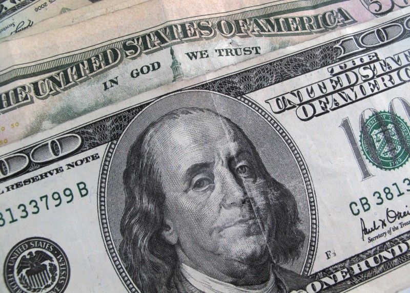 Dólar perde força no mundo repercutindo críticas de Trump a Powell