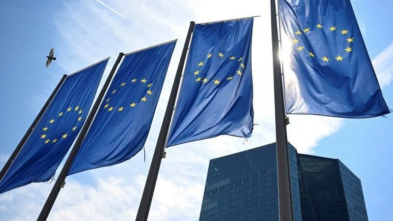 Euro perde força no mundo e vai à mínima em meses, mas segue forte contra o real