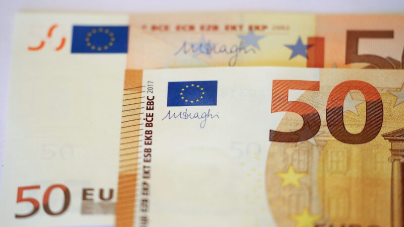 Euro pode cair até 10% com tarifas e cortes de impostos de Trump, diz Goldman Sachs