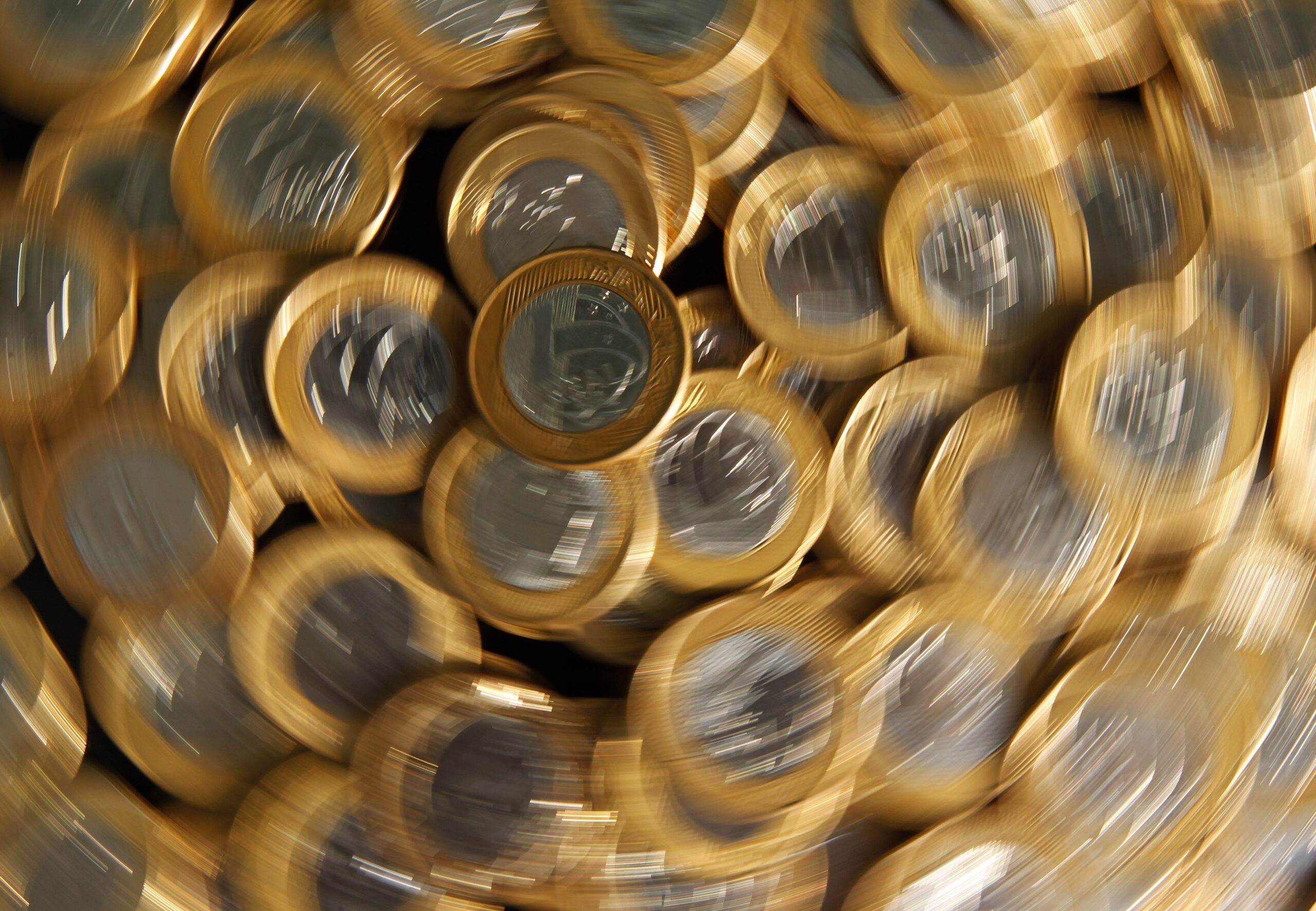 Taxas de juros passam por correção e recuam com dólar em dia de noticiário escasso