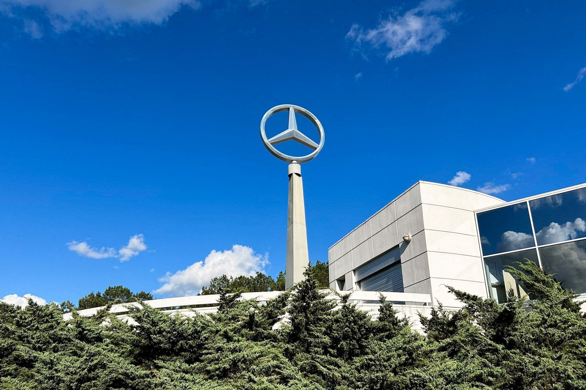 Mercedes aumentará cortes de custos após lucros caírem pela metade em meio baixa na demanda