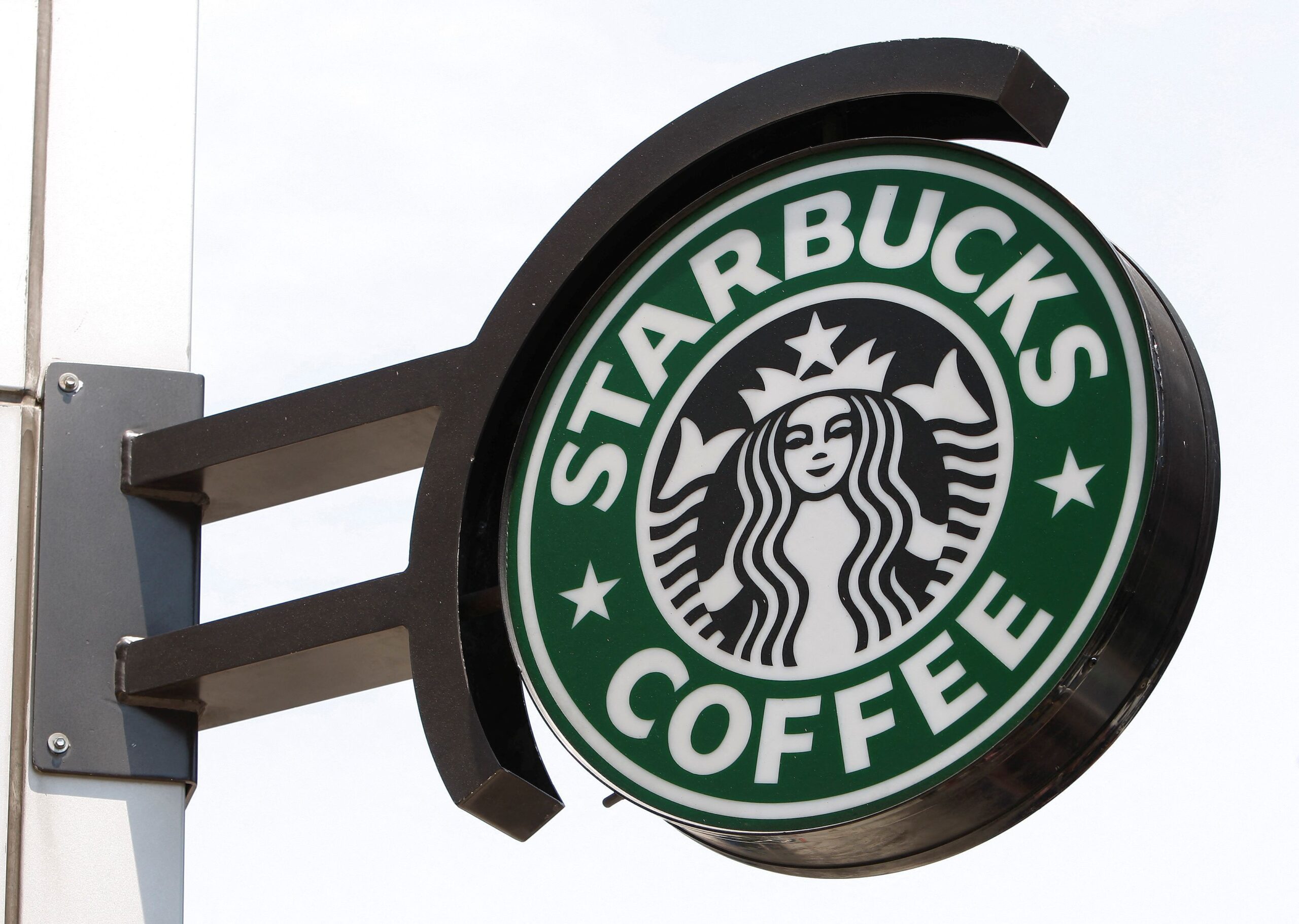 Novo CEO do Starbucks defende cardápio mais simples e mudanças na operação