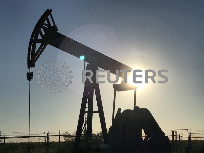 Petróleo fecha em queda com estoques acima do previsto nos EUA