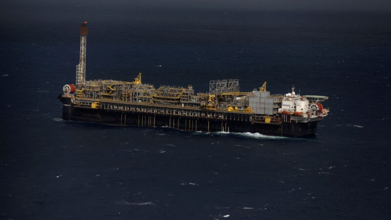 Petróleo fecha em queda com foco em dados dos EUA e Oriente Médio