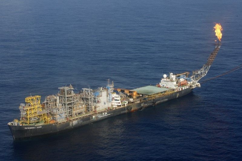 Petróleo fecha em queda, apesar de impulso do câmbio e perspectivas de sanções