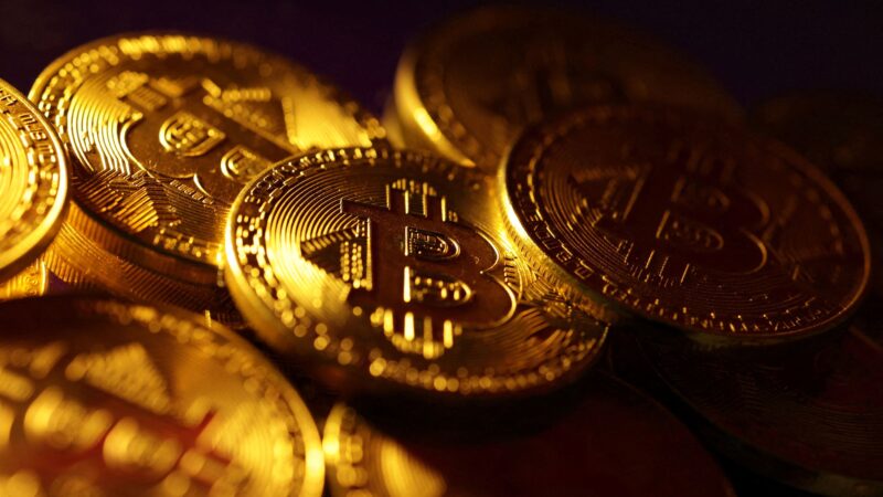 Bitcoin avança de olho em reserva estratégica e decreto de Trump