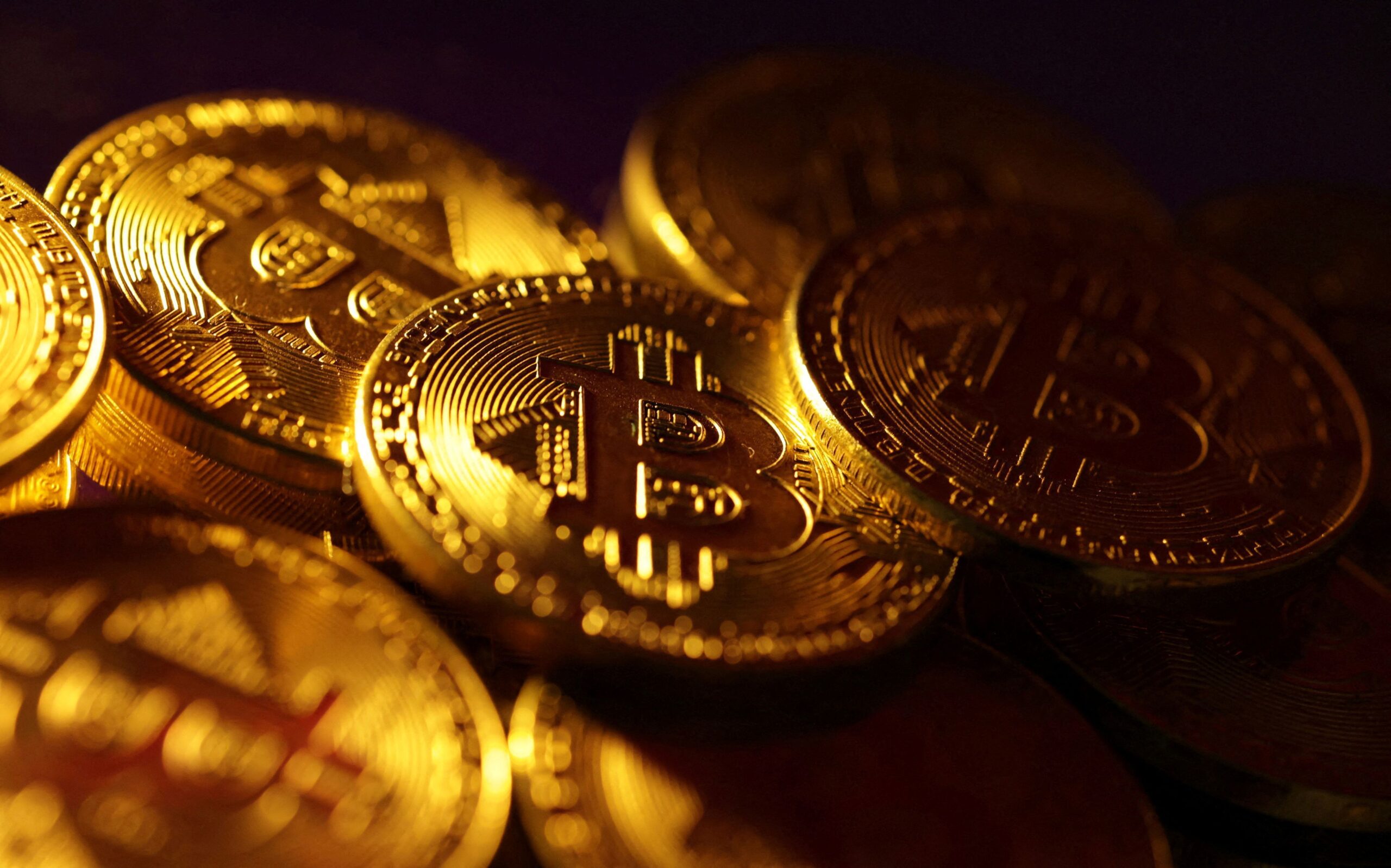 Bitcoin avança de olho em reserva estratégica e decreto de Trump
