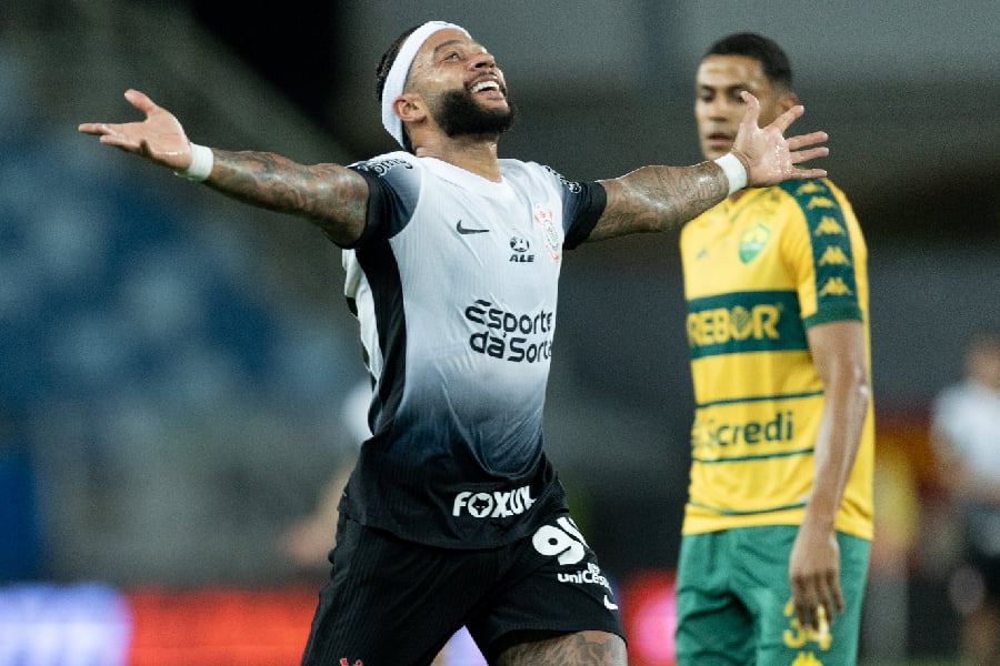 Corinthians vence Cuiabá com Memphis decisivo, time misto e deixa o Z4.