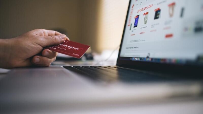70% dos consumidores devem usar 13º para comprar na Black Friday, diz Google