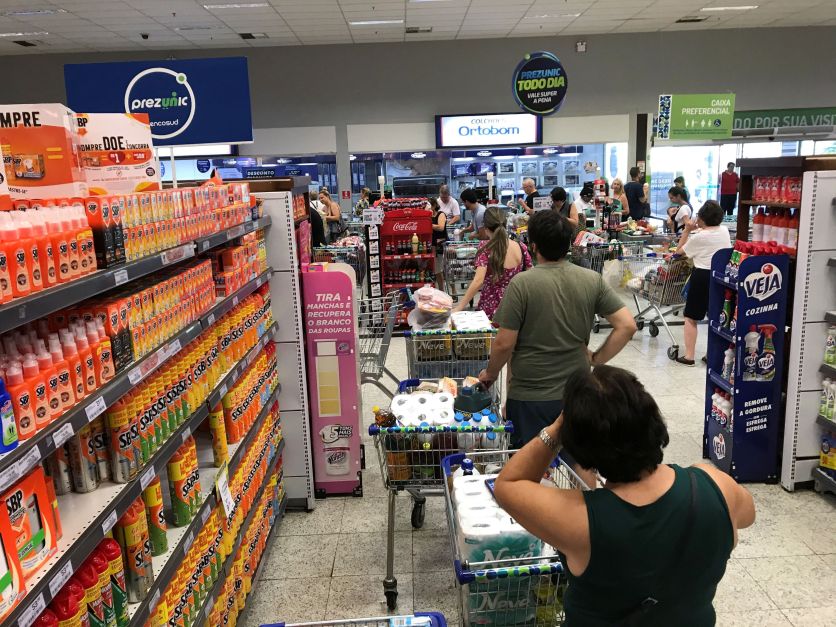 Confiança do consumidor termina ano com menor nível em 6 meses, diz FGV