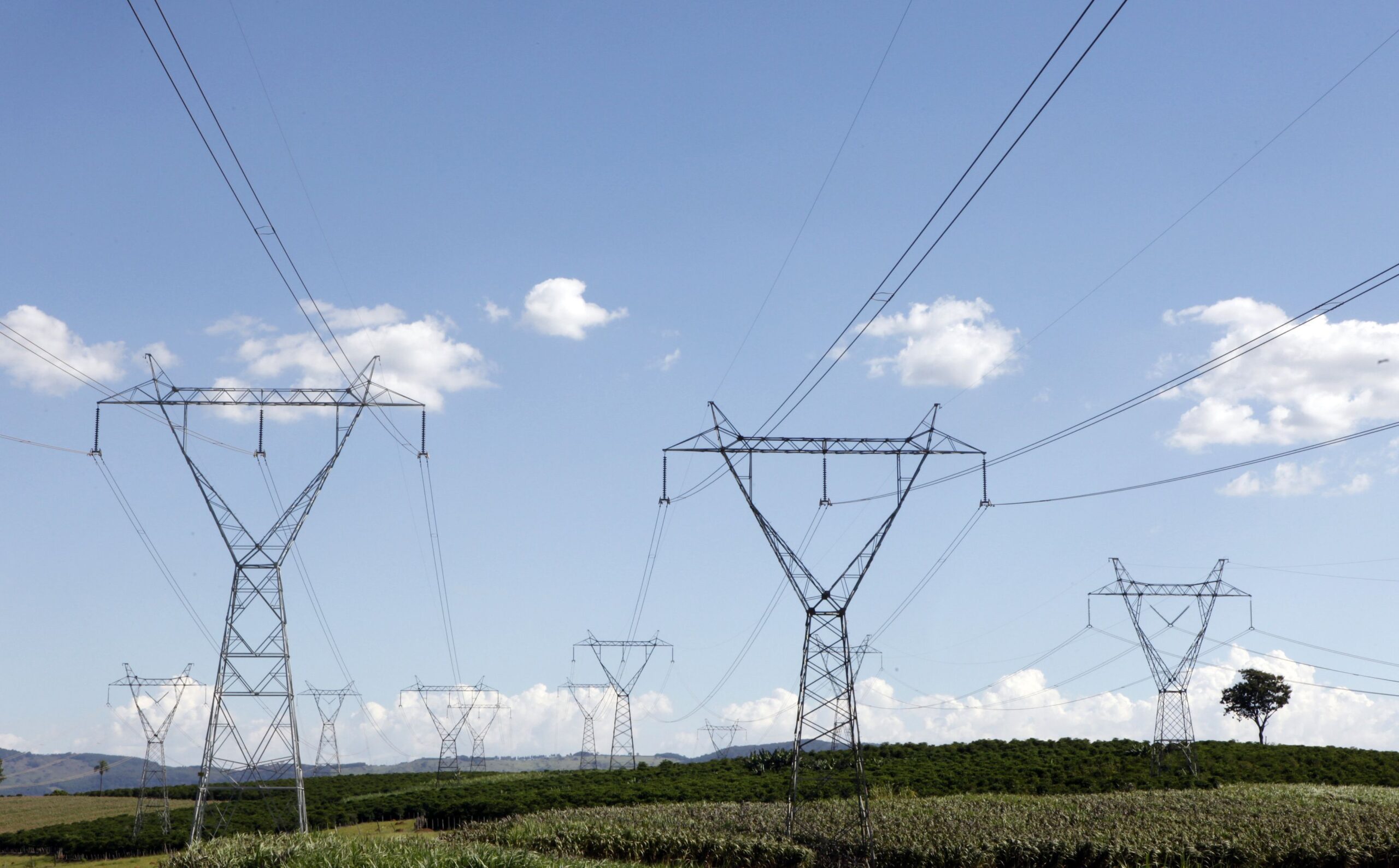 Aneel retomará discussão sobre bônus de R$1,3 bi para aliviar contas de luz em dezembro