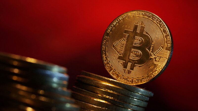 Bitcoin se mantém abaixo de US$ 70 mil com eleição apertada nos EUA em foco