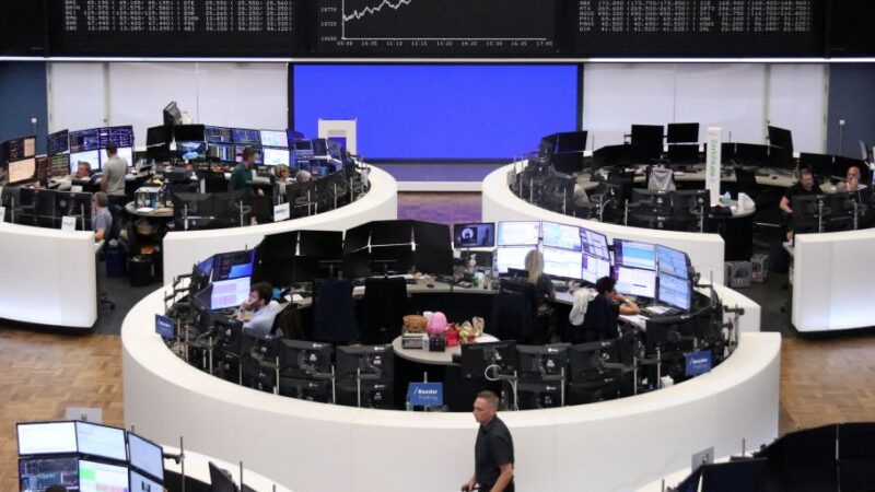Bolsas da Europa sobem com noticiário de empresas, de olho em revisão do PIB e ata do BCE