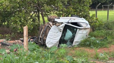 Mulher fica ferida após perder o controle e capotar veículo