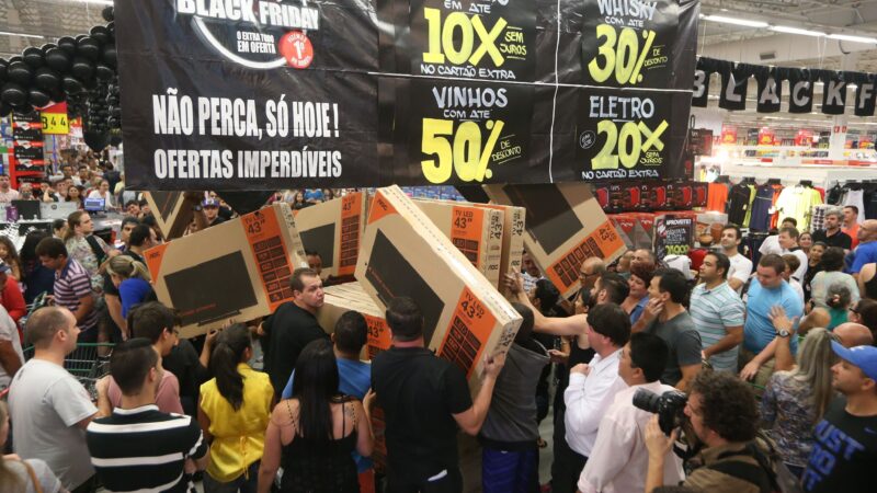Consumidores preferem dinheiro e Pix para compras de Black Friday, diz pesquisa