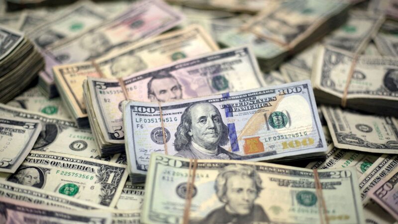 Dólar deprecia ante euro e iene, mas acumula alta em outubro
