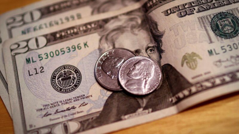 Dólar recua com expectativa de corte de gastos e desmonte de ‘Trump trade’