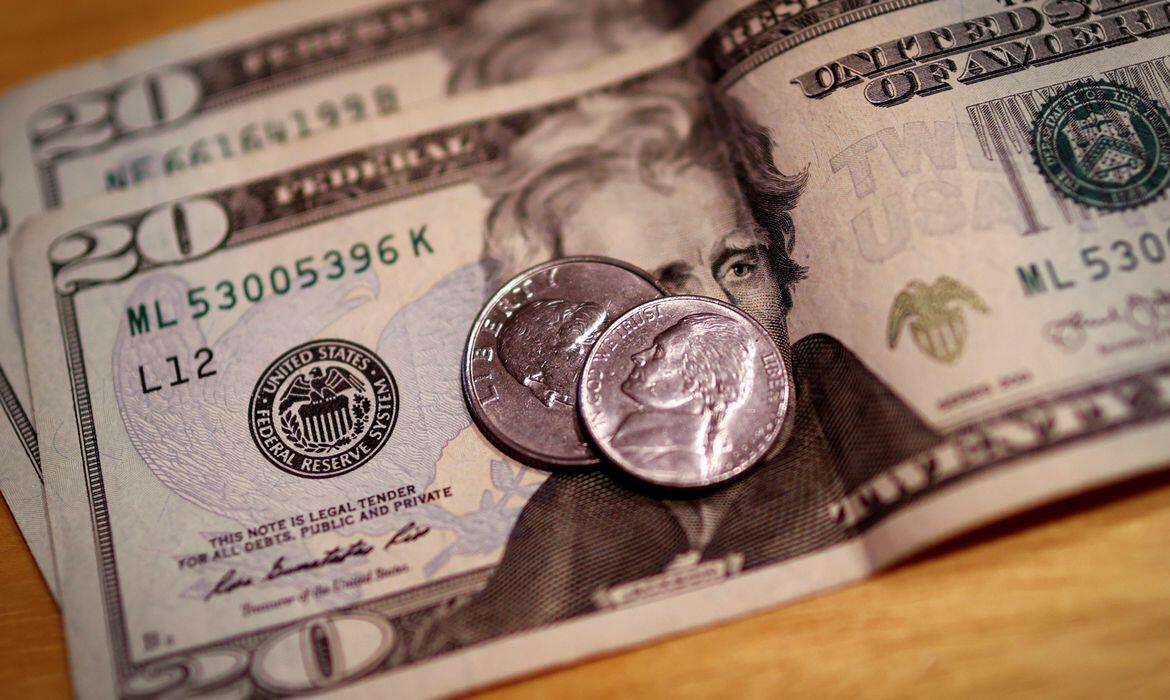 Dólar recua com expectativa de corte de gastos e desmonte de ‘Trump trade’