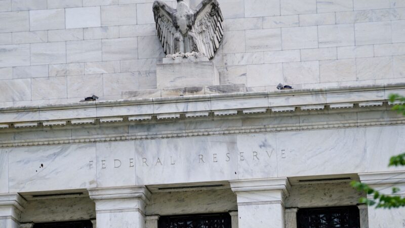 Expectativa é de outro corte na taxa de juros em dezembro, afirma dirigente do Fed