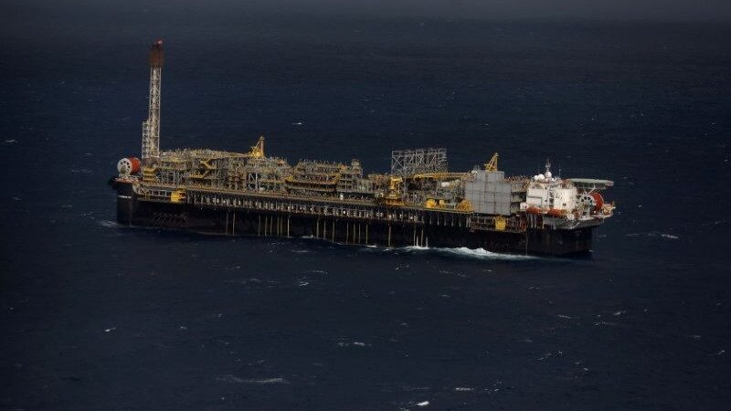 Petróleo sobe quase 3% após Opep adiar aumento de produção