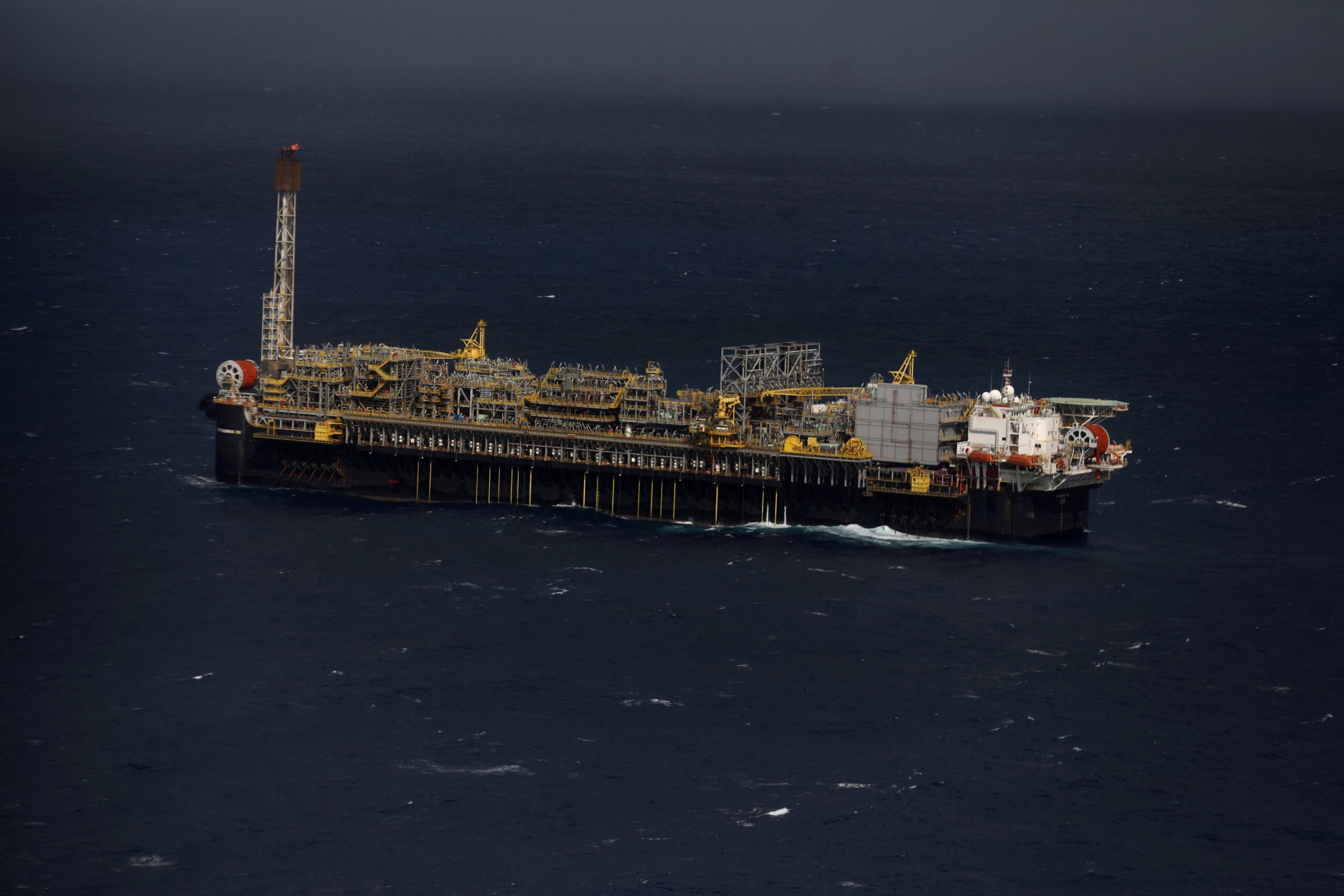 Seguros para plataformas de petróleo crescem no Brasil com contratações por petroleiras