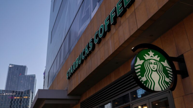 Starbucks enfrenta interrupções após ataque cibernético a fornecedor de software