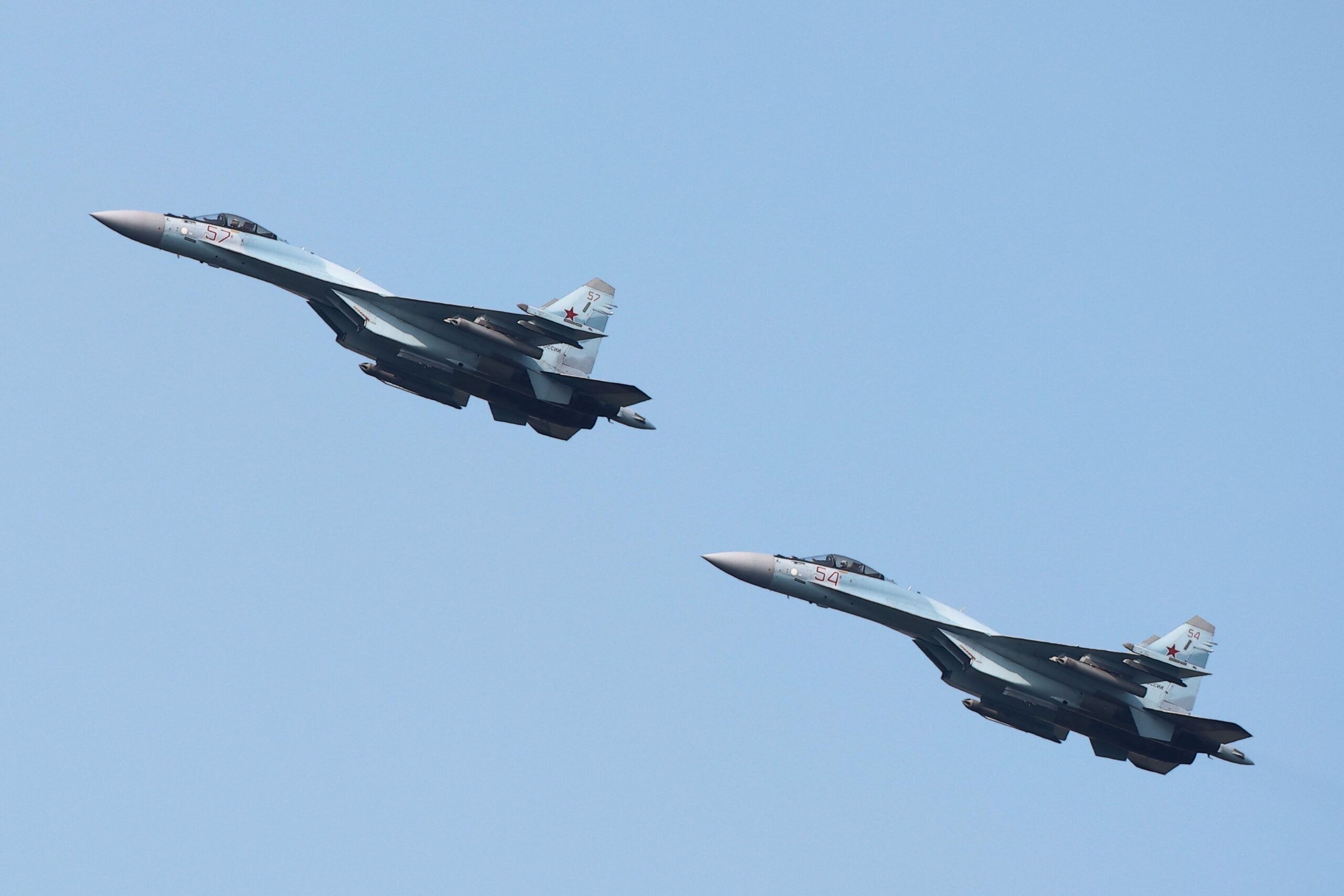 Suécia e Brasil assinam acordo preliminar sobre caças e aviões de carga