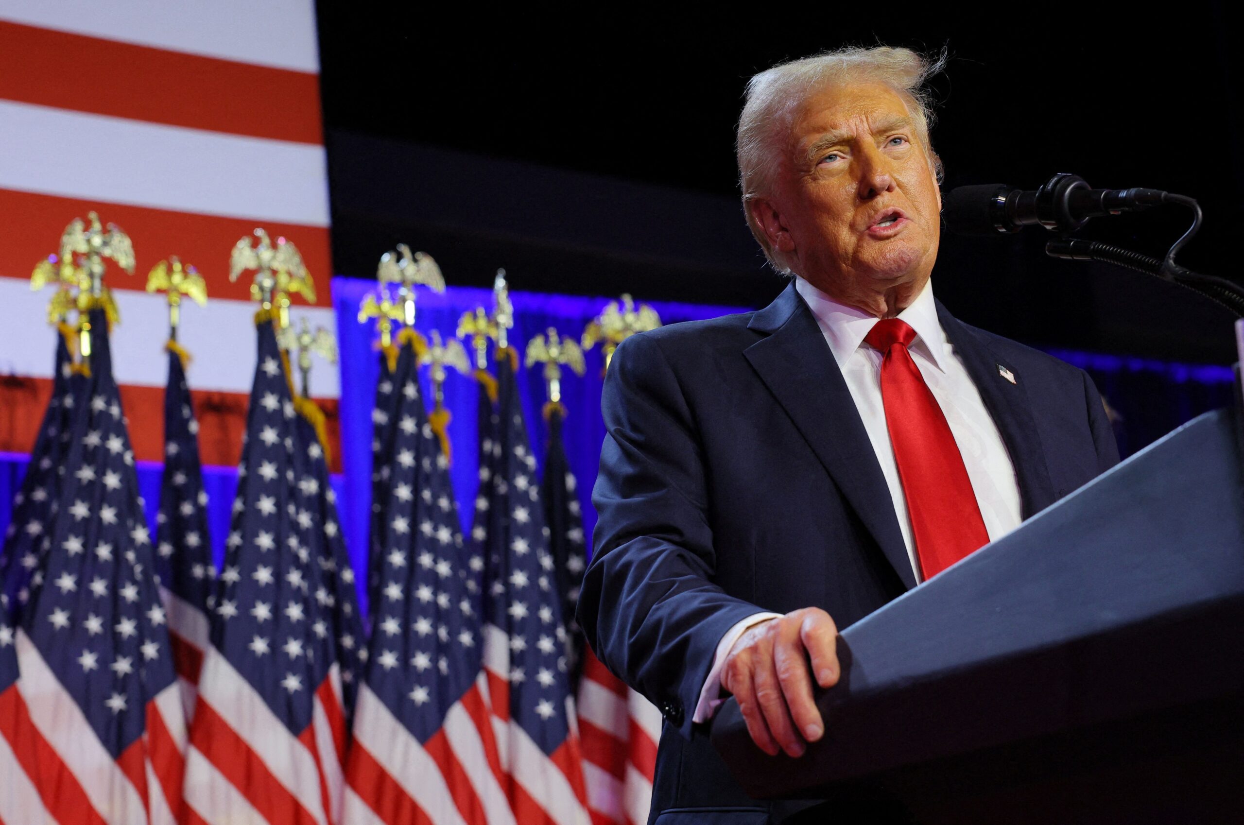 Trump promete tarifa de 25% sobre produtos do México e do Canadá