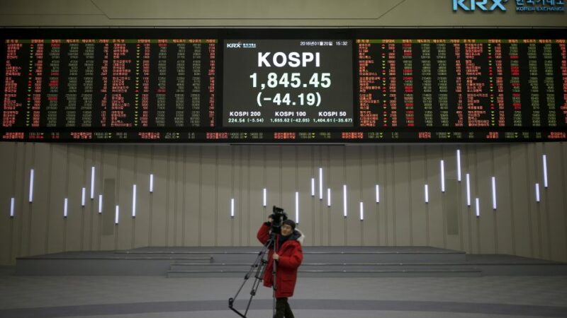 Bolsas asiáticas fecham mistas após Trump anunciar tarifas a carros