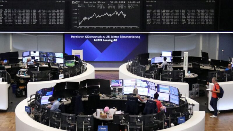 Bolsas da Europa: Paris cai 1% após extrema-direita ameaçar premiê por impasse no orçamento