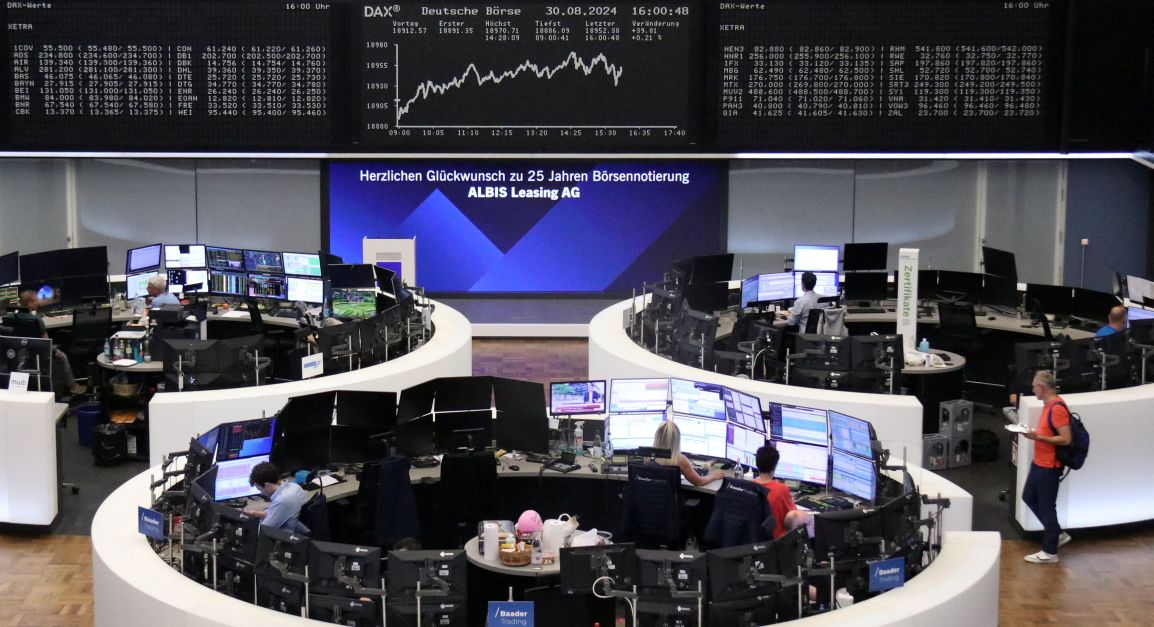 Bolsas da Europa: Paris cai 1% após extrema-direita ameaçar premiê por impasse no orçamento
