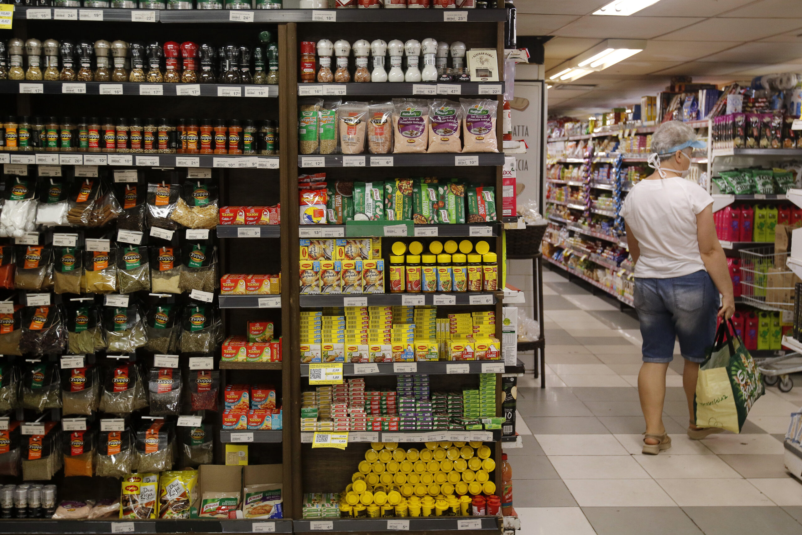 Com força do dólar, alimentos devem seguir pressionando inflação, dizem economistas