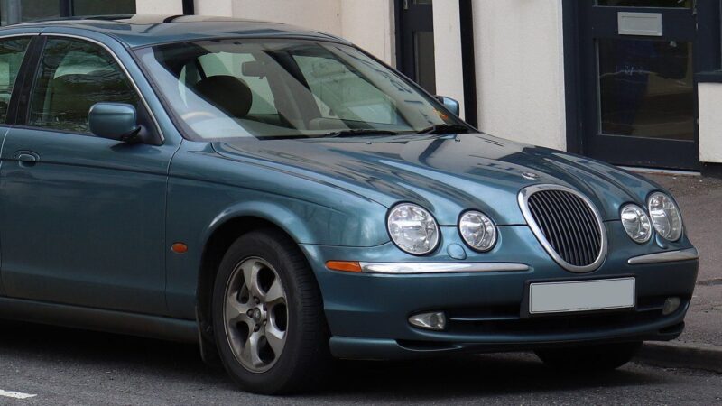 Detran-SP vai leiloar Jaguar com lance mínimo de R$ 15 mil; veja