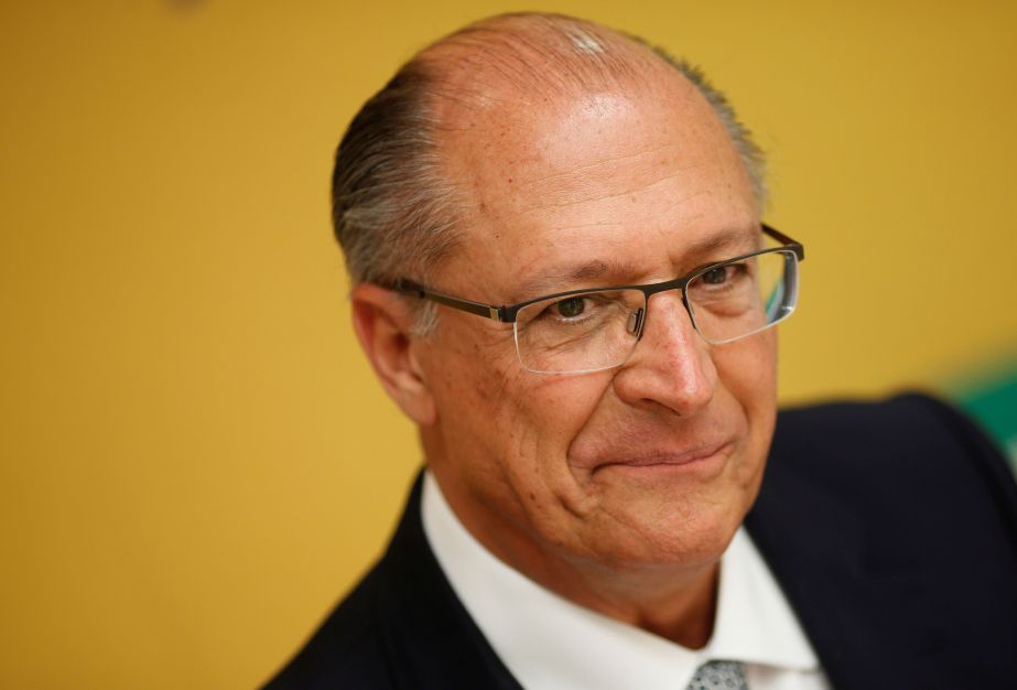 Dólar tende a cair com aprovação da contenção de gastos, diz Alckmin