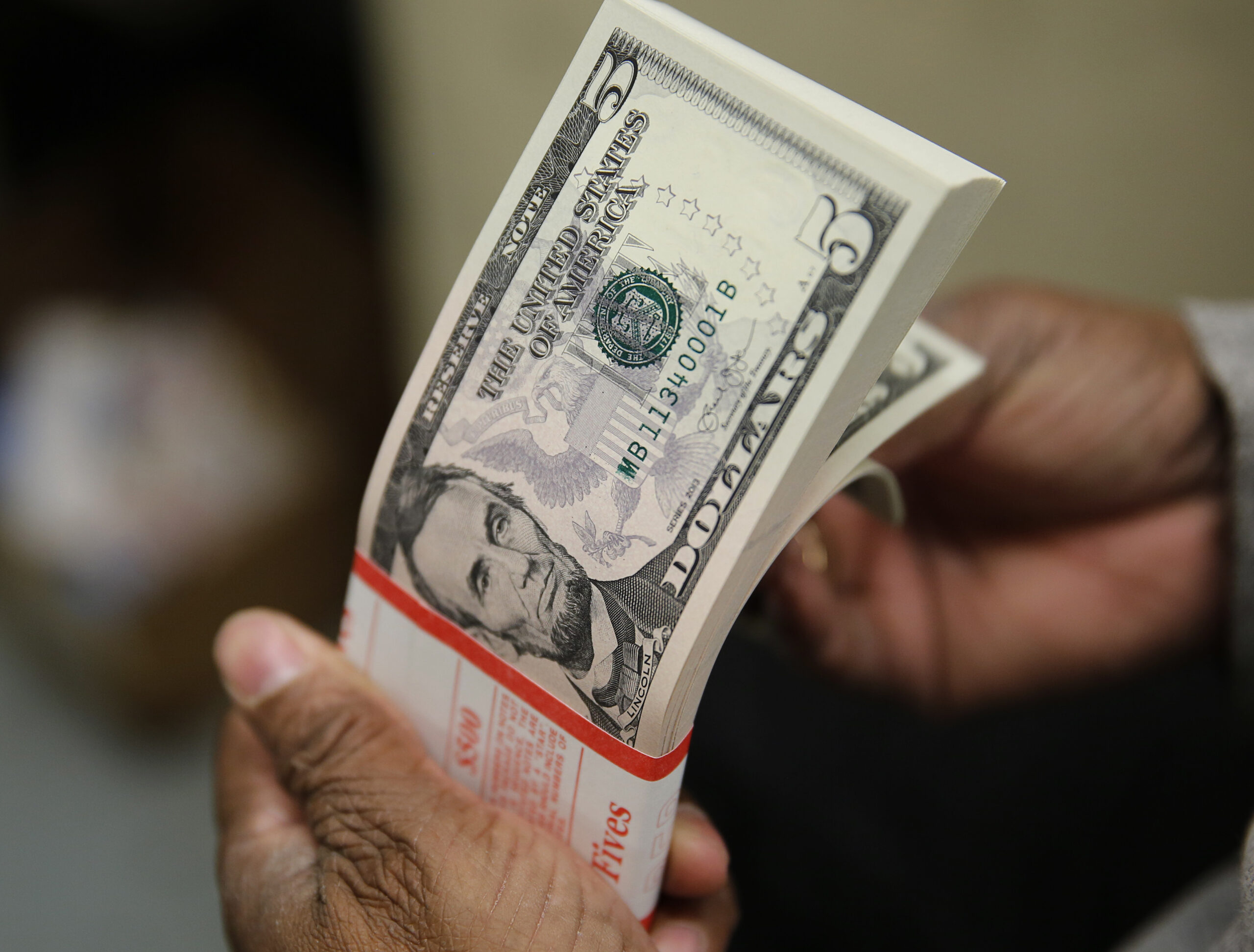 Entenda o que fez o dólar se aproximar de R$ 6,40 no Google