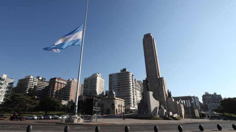 Exportações brasileiras para Argentina caem 25% em meio a ajuste de Milei e dificuldade na relação dos países