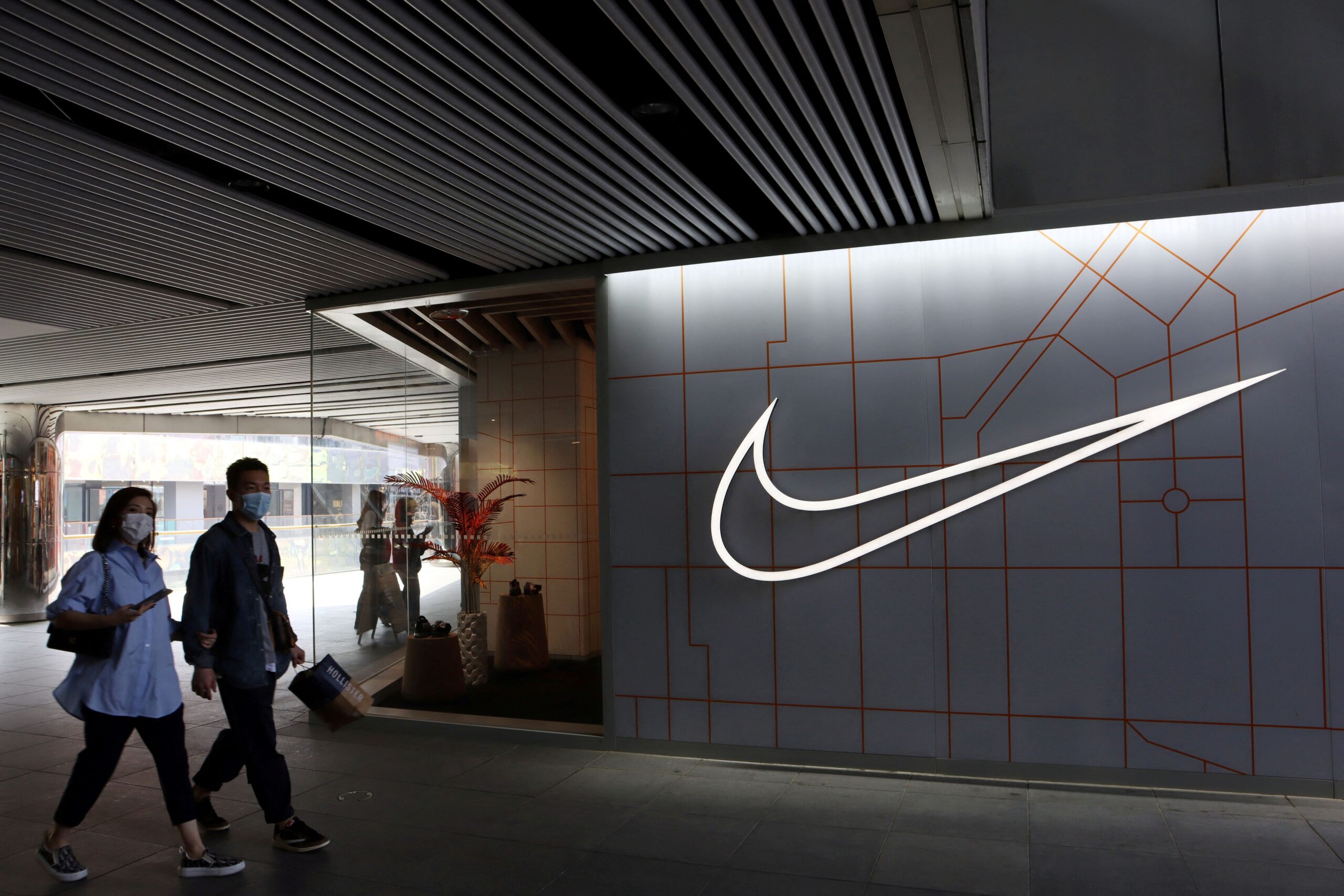 Nike tem resultados acima das expectativas, com alerta para recuperação difícil