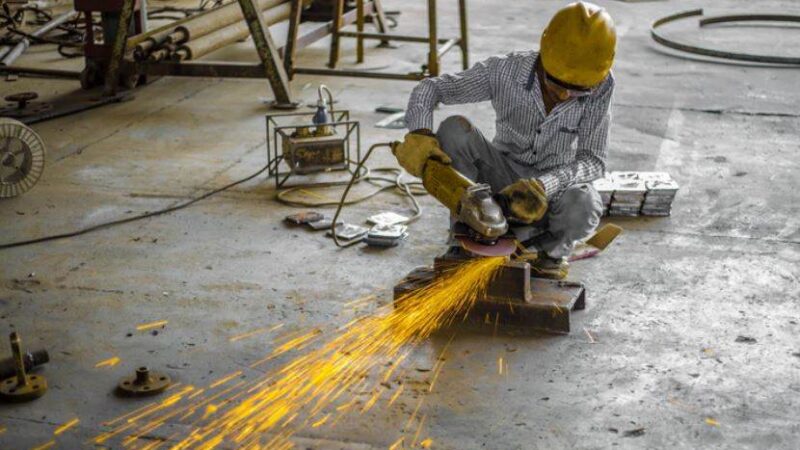 Produção industrial no Brasil cai 0,3% em dezembro, diz IBGE