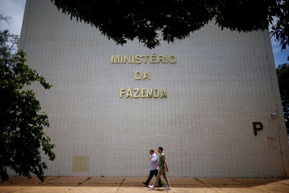 Revisões do PIB aumentam previsão de corte com nova regra do salário mínimo