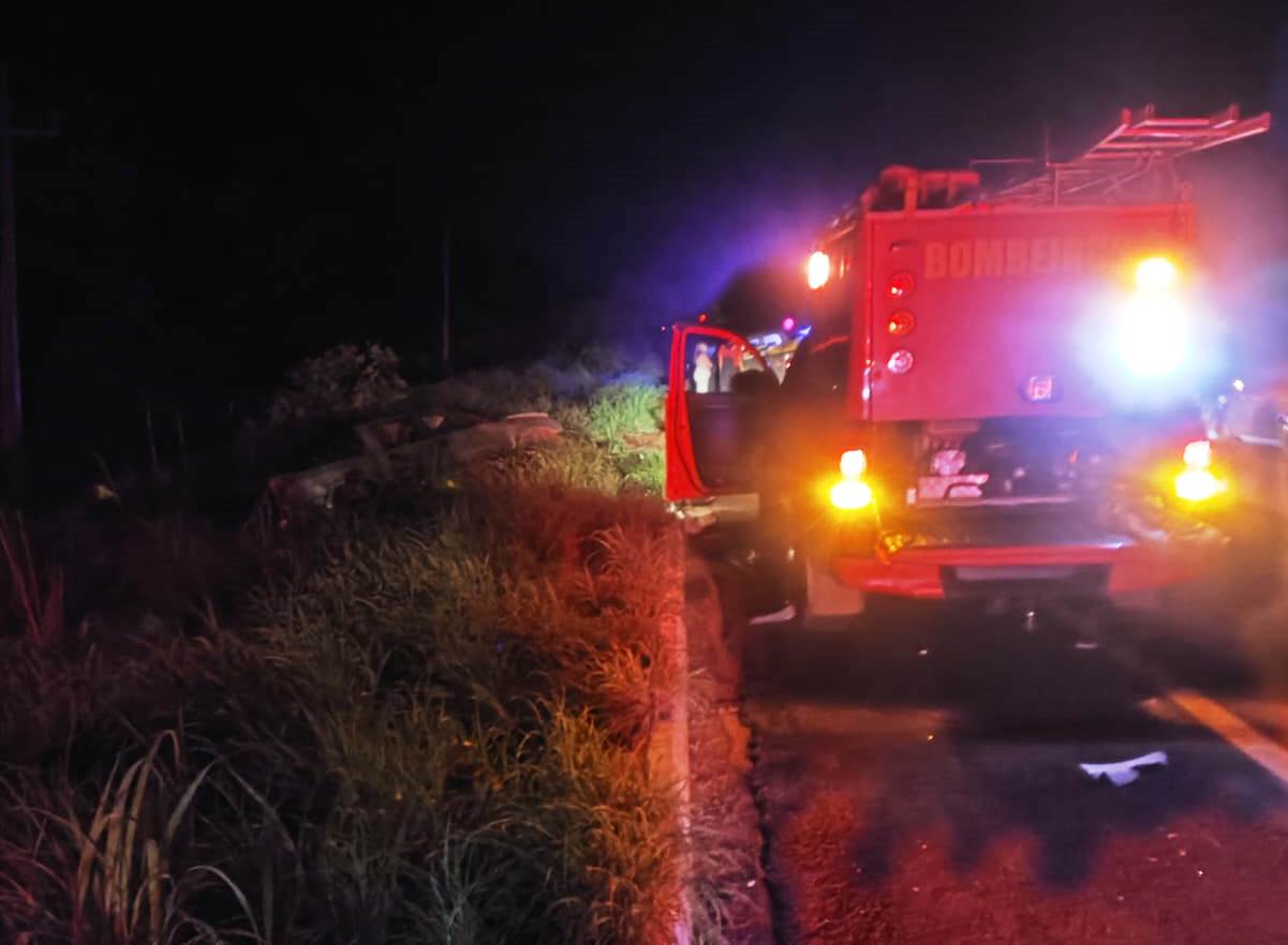 Bombeiros militares retiram vítima presa às ferragens após acidente na MT-060