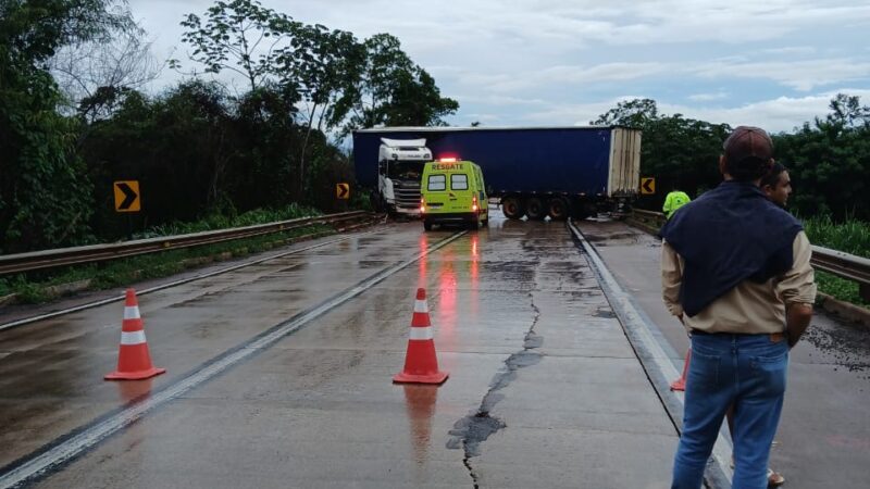 Carreta desgovernada causa interdição na BR 364