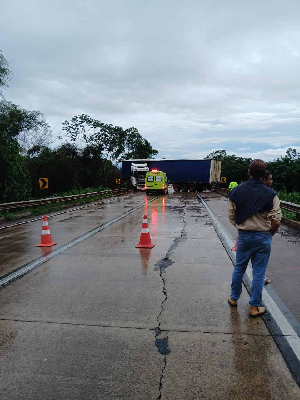 Carreta desgovernada causa interdição na BR 364